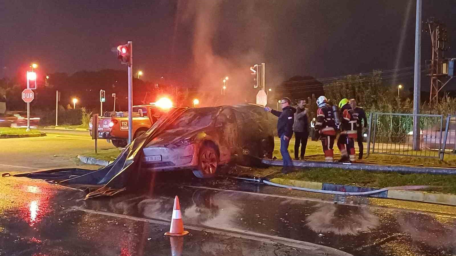 AYDIN’IN EFELER İLÇESİNDE TIRLA ÇARPIŞTIKTAN SONRA ALEV TOPUNA DÖNEN TESLA MARKA ELEKTRİKLİ OTOMOBİLİN YANGININA İTFAİYE EKİPLERİ, 3 BİN DERECEYE KADAR DAYANIKLI ÖZEL YANGIN BATTANİYESİYLE MÜDAHALE ETTİ, YAKLAŞIK 3 SAAT SÜREN ÇALIŞMALARIN ARDINDAN SÖNDÜRÜLEN OTOMOBİL İSE KÜLE DÖNDÜ.