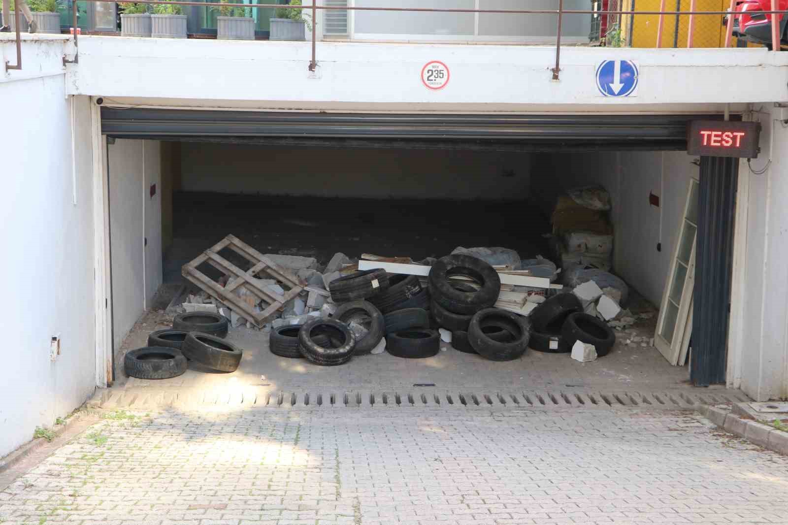 ADANA’DA İKİ İŞ MERKEZİ ARASINDA ORTAK OLDUĞU ÖNE SÜRÜLEN KAPALI OTOPARKIN KULLANIMI NEDENİYLE BAŞLAYAN ANLAŞMAZLIK MAHKEMEYE TAŞINIRKEN, TADİLAT MOLOZLARININ OTOPARK GİRİŞİNDE BİRİKMESİYLE ARAÇLAR İÇERİDE MAHSUR KALDI.