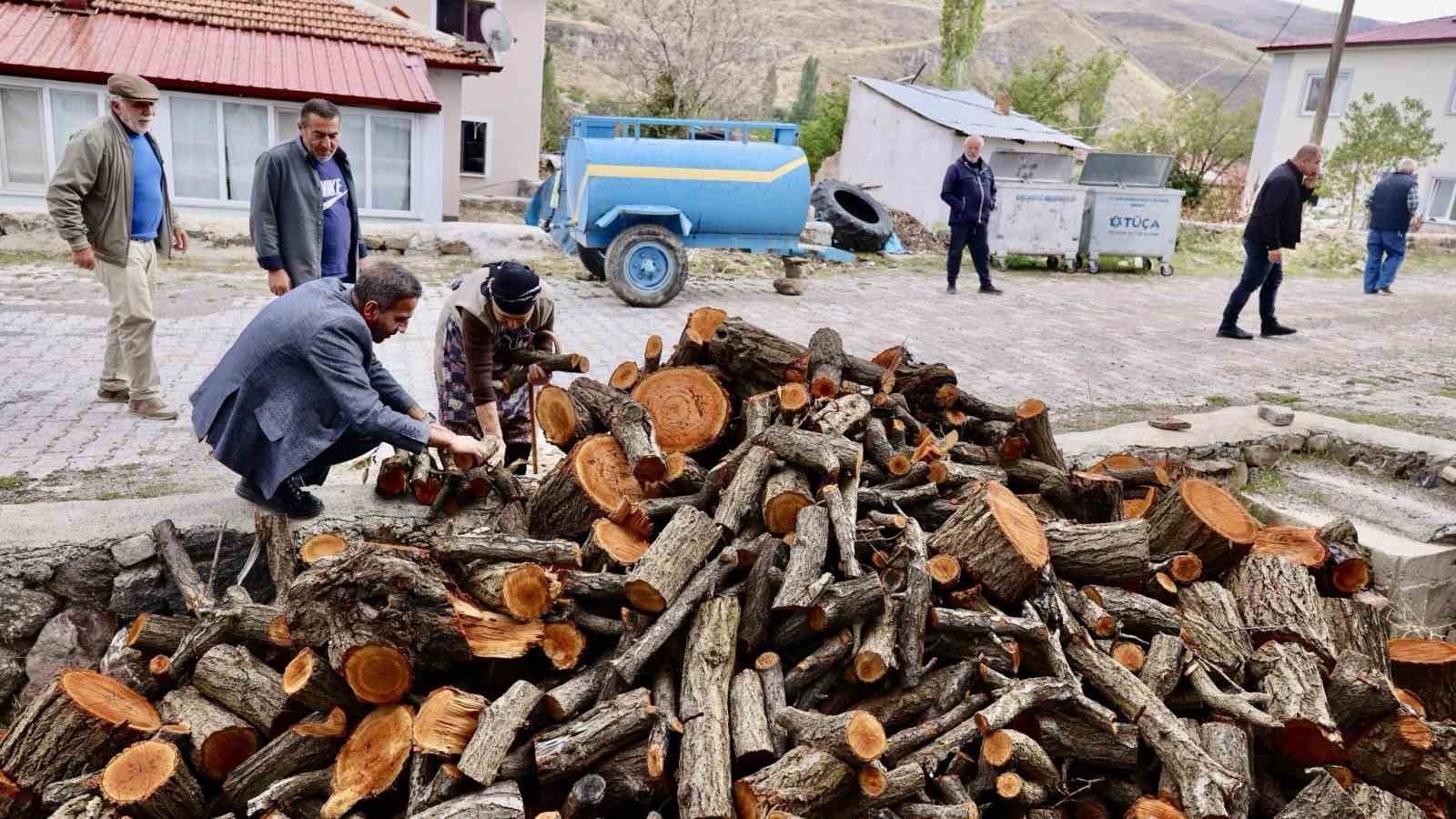 AKÇADAĞ BELEDİYE BAŞKANI HASAN ULUTAŞ, DURULOVA VE DARICA MAHALLELERİNİ ZİYARET EDEREK MUHTARLAR VE VATANDAŞLARLA BİR ARAYA GELDİ, MAHALLELERİN İHTİYAÇ VE TALEPLERİNİ YERİNDE DEĞERLENDİRDİ.