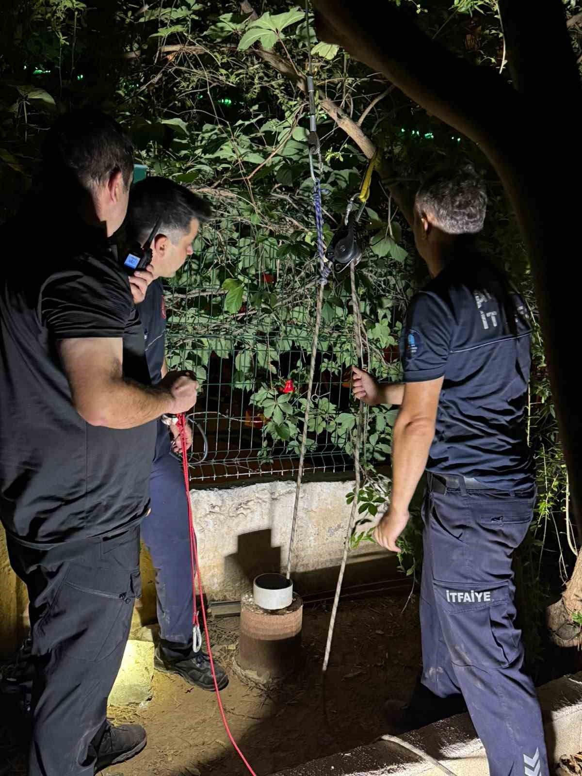ANTALYA’DA EV SAHİBİNİN GÜNLERDİR BAHÇESİN GELEN KEDİ SESİNİ FARK ETMESİ İLE 30 METRELİK SONDAJ KUYUSUNA DÜŞEREK MAHSUR KALAN YAVRU KEDİ İTFAİYENİN FİLM GİBİ OPERASYONU İLE KURTARILDI.