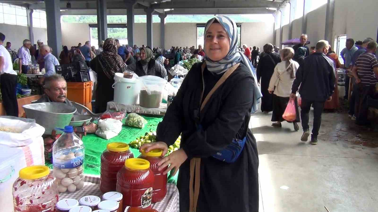 SAFİYE YILMAZ’IN KENDİ ÜRETİMİ OLAN ERİŞTE, PEKMEZ, TARHANA, KUŞBURNU VE ÇEŞİTLİ YÖRESEL ÜRÜNLER TÜKETİCİLERLE BULUŞUYOR.