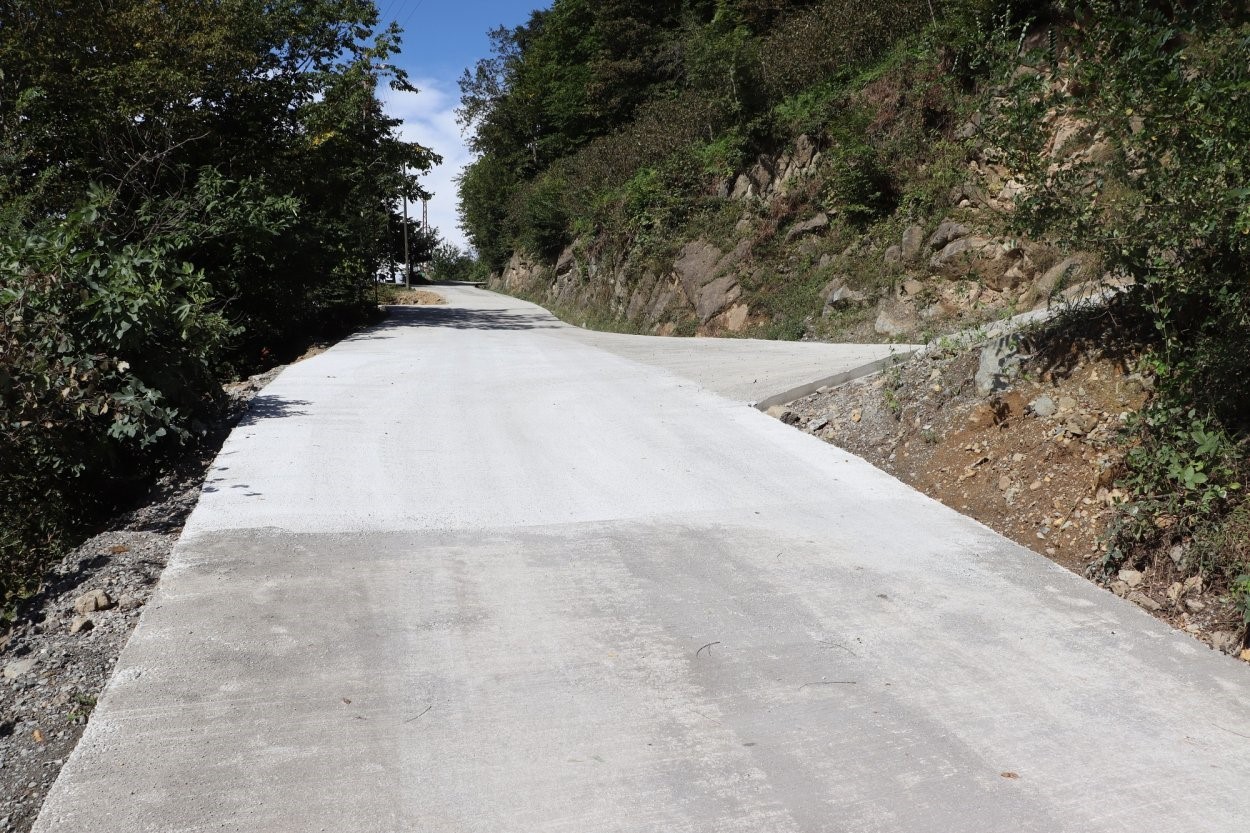 ORDU BÜYÜKŞEHİR BELEDİYESİ, ŞEHRİN İHTİYAÇ DUYULAN GÜZERGAHLARINDA BETON YOL ÇALIŞMALARINI SÜRDÜRÜYOR.