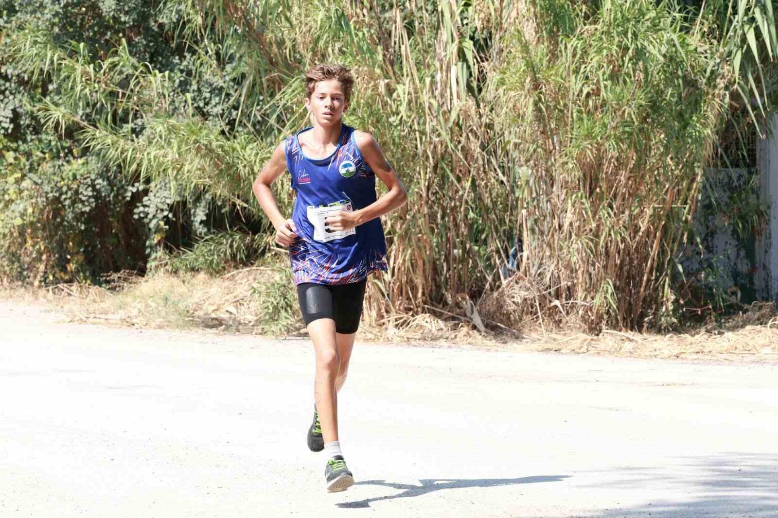 SPORA VE SPORCUYA BÜYÜK ÖNEM VEREN OSMANGAZİ BELEDİYESİ, GENÇLERİ SPORA TEŞVİK ETMEK VE SPORUN YAYGINLAŞMASINI SAĞLAMAK AMACIYLA DÜZENLENEN ORGANİZASYONLARA DESTEK VERMEYE DEVAM EDİYOR. BU KAPSAMDA, TÜRKİYE TRİATLON FEDERASYONU BURSA İL TEMSİLCİLİĞİ, OSMANGAZİ BELEDİYESİ VE OSMANGAZİ BELEDİYESPOR İŞ BİRLİĞİNDE DÜZENLENEN BURSA DUATLON İL BİRİNCİLİĞİ MÜSABAKALARI, NEFES KESEN YARIŞLARA SAHNE OLDU.