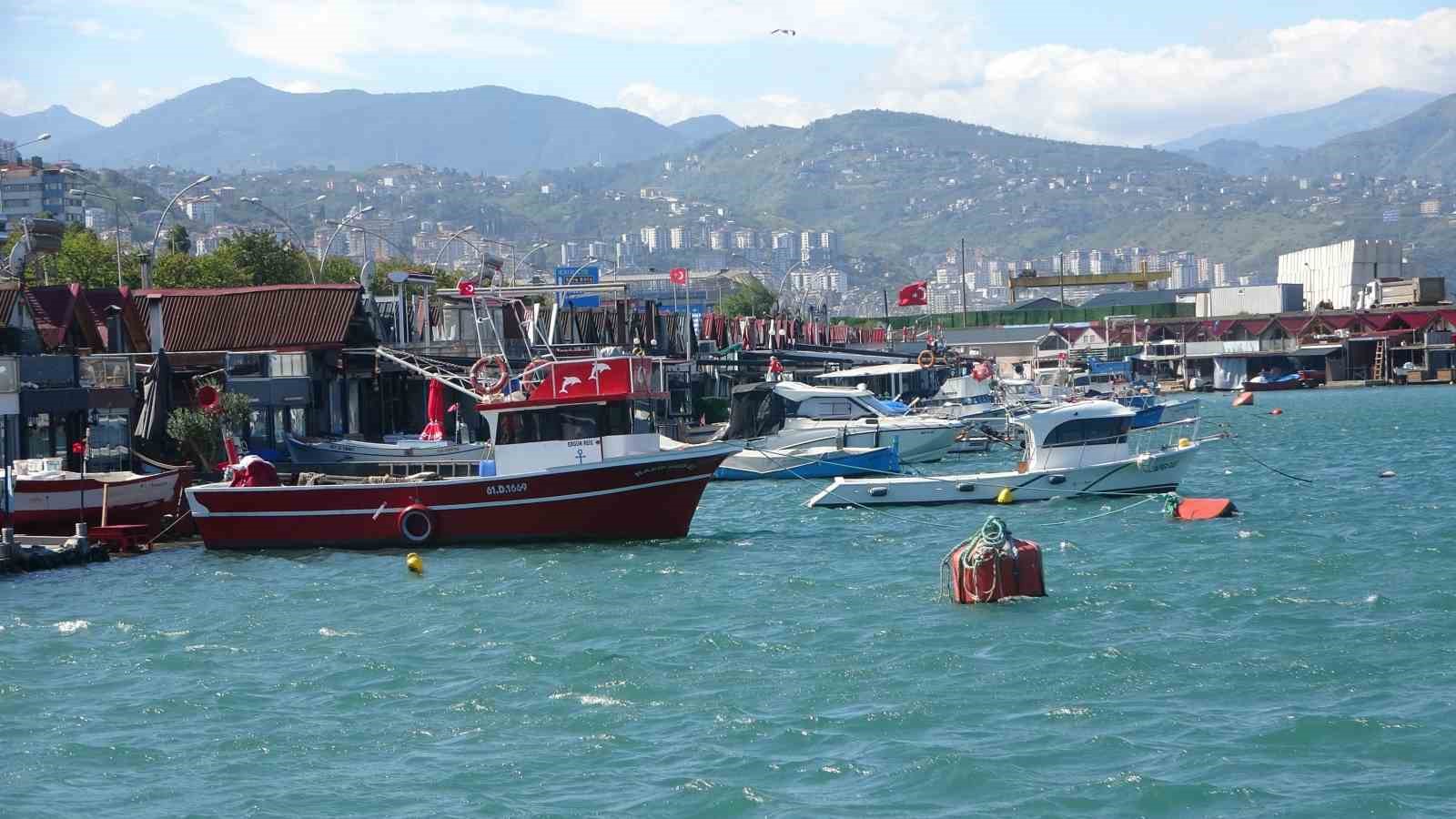 GİRESUN-ARTVİN ARASINDAKİ KIYI ŞERİDİNDE GÜNÜN İLK SAATLERDEN İTİBAREN BATI VE GÜNEYBATIDAN, ZAMANLA KUZEYBATIDAN 6 İLA 8 KUVVETİNDE (50-75 KM/SAAT) FIRTINA ŞEKLİNDE ESEN RÜZGAR HAYATI OLUMSUZ YÖNDE ETKİLİYOR.