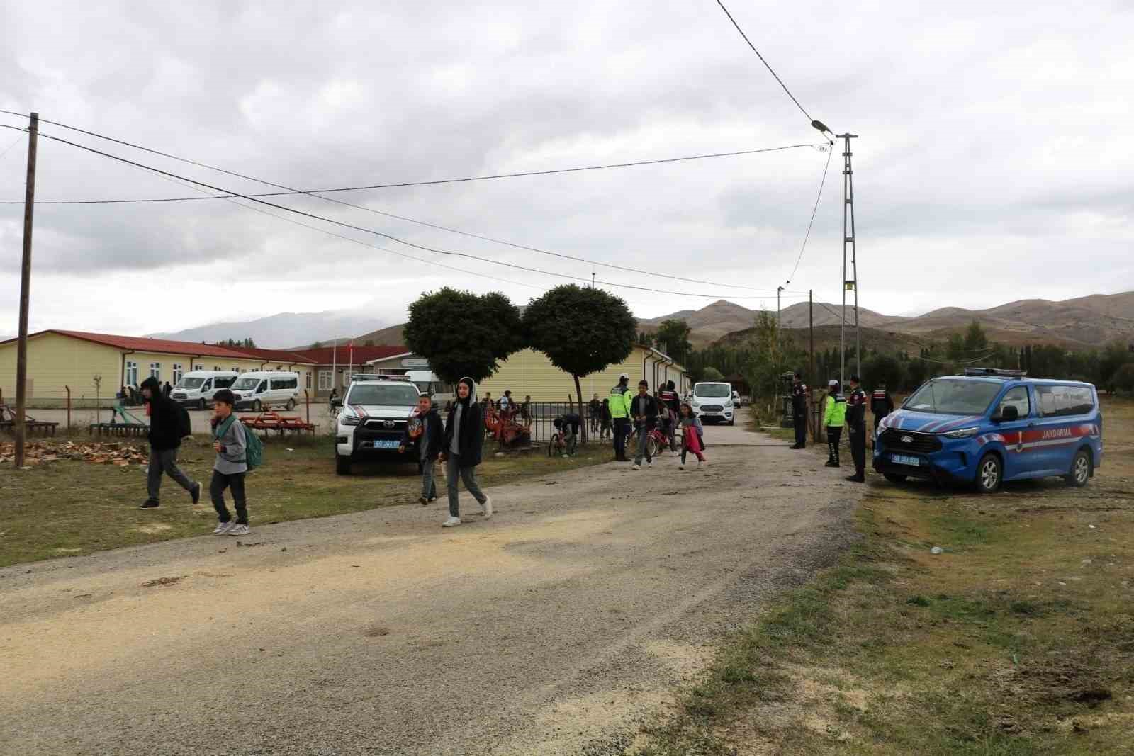 KÖY OKULLARININ ÇEVRELERİNDE GÜVENLİK TEDBİRLERİ ARTIRILDI