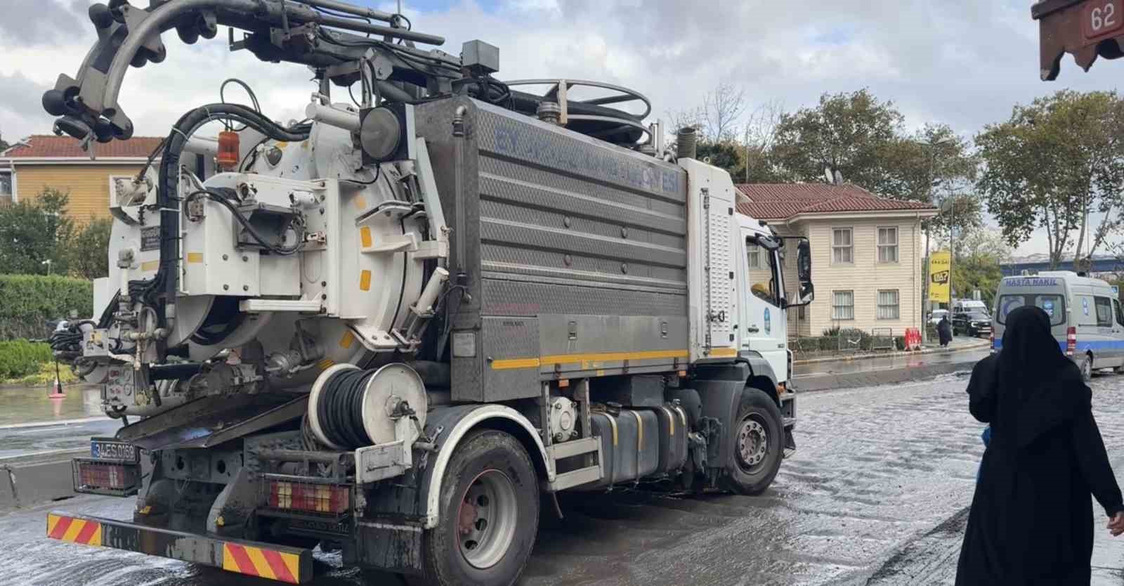 İSKİ TARAFINDAN YÜRÜTÜLEN "AVRUPA BÖLGESİ 7. KISIM MÜTEFERRİK ATIKSU YAĞMUR SUYU KANALI VE DERE ISLAHI İNŞAATI" KAPSAMINDA KAZILAN VE BOZULAN YOLLAR, ÇEKİLEN GÖRÜNTÜLERLE "BURASI HİNDİSTAN MI?" DEDİRTTİ.
