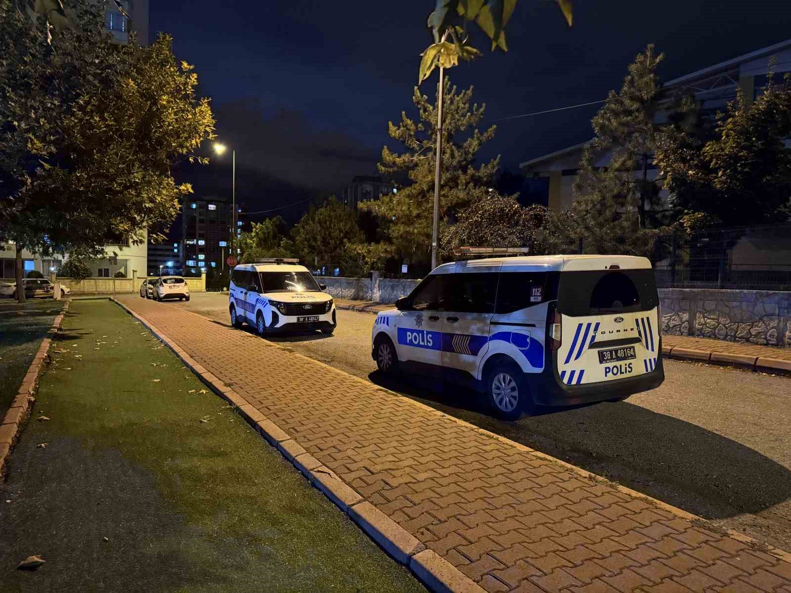 KAYSERİ’NİN MELİKGAZİ İLÇESİNDE BIÇAKLI KAVGA İHBARINA GİDEN POLİS EKİPLERİNDEN KAÇAN ŞÜPHELİLER GERİYE EŞYALARINI BIRAKTI.