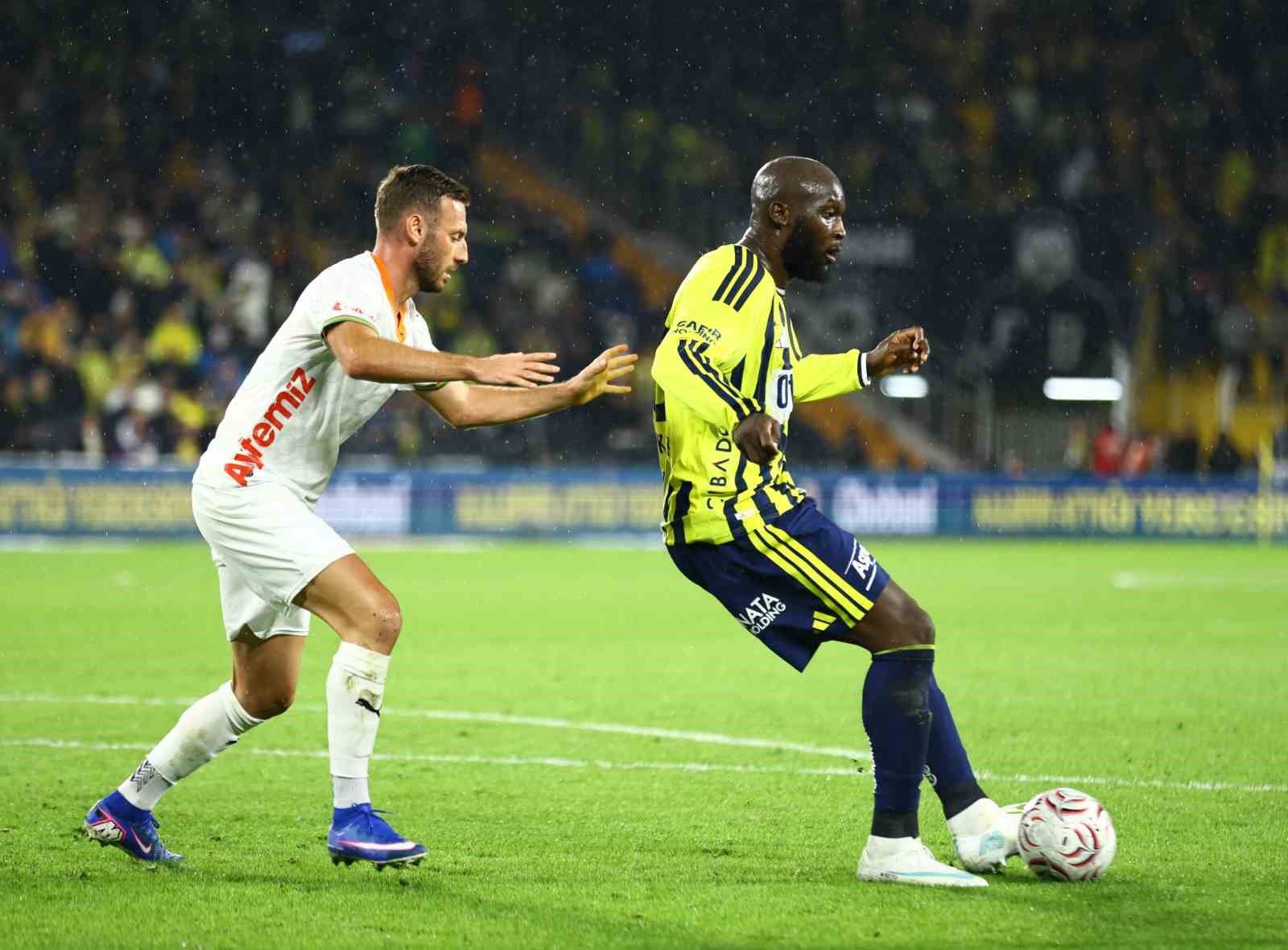 TRENDYOL SÜPER LİG'İN 8. HAFTASINDA FENERBAHÇE, CORENDON ALANYASPOR'U KONUK EDİYOR. MÜCADELENİN İLK YARISI SARI-LACİVERTLİLERİN 1-0'LIK ÜSTÜNLÜĞÜYLE TAMAMLANDI.