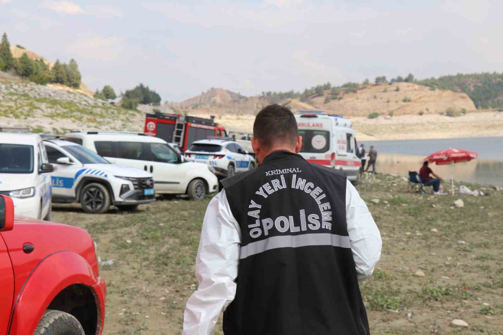 DENİZLİ’NİN PAMUKKALE İLÇESİNDE BULUNAN VALİ RECEP YAZICIOĞLU BARAJ GÖLETİ'NDE BİR ERKEĞE AİT CESET BULUNDU. ÜZERİNDEN KİMLİK ÇIKMAYAN VE VÜCUDUNDA DARP İZLERİ OLDUĞU İLERİ SÜRÜLEN ŞAHSIN KESİN ÖLÜM NEDENİ YAPILACAK OTOPSİNİN ARDINDAN NETLİK KAZANACAK.
