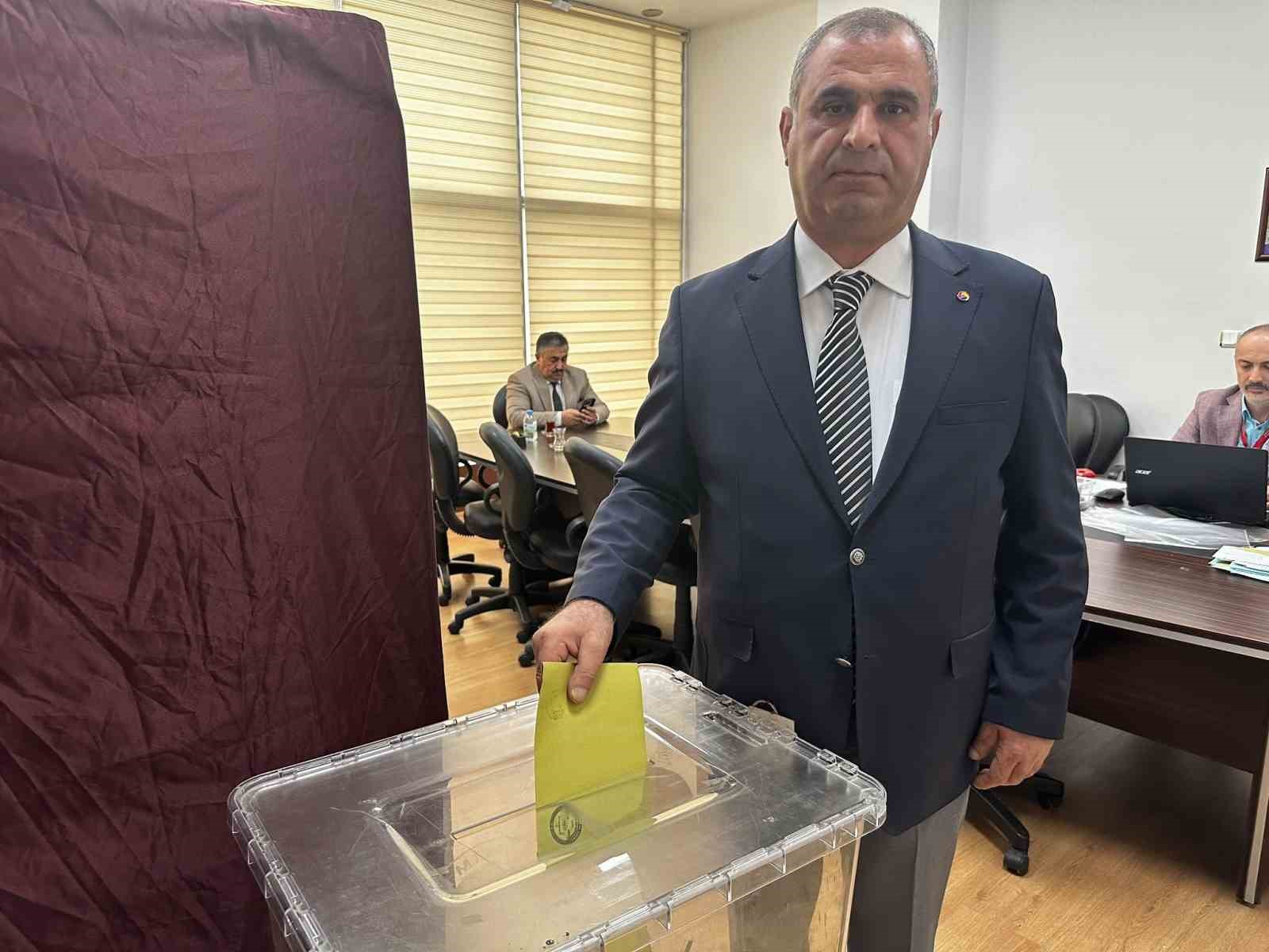 TOKAT TİCARET BORSASI'NDA GERÇEKLEŞTİRİLEN ORGAN SEÇİMLERİNDE MEVCUT BAŞKAN LÜTFİ BORA, RESMİ OLMAYAN SONUÇLARA GÖRE YENİDEN BAŞKANLIĞA SEÇİLDİ.