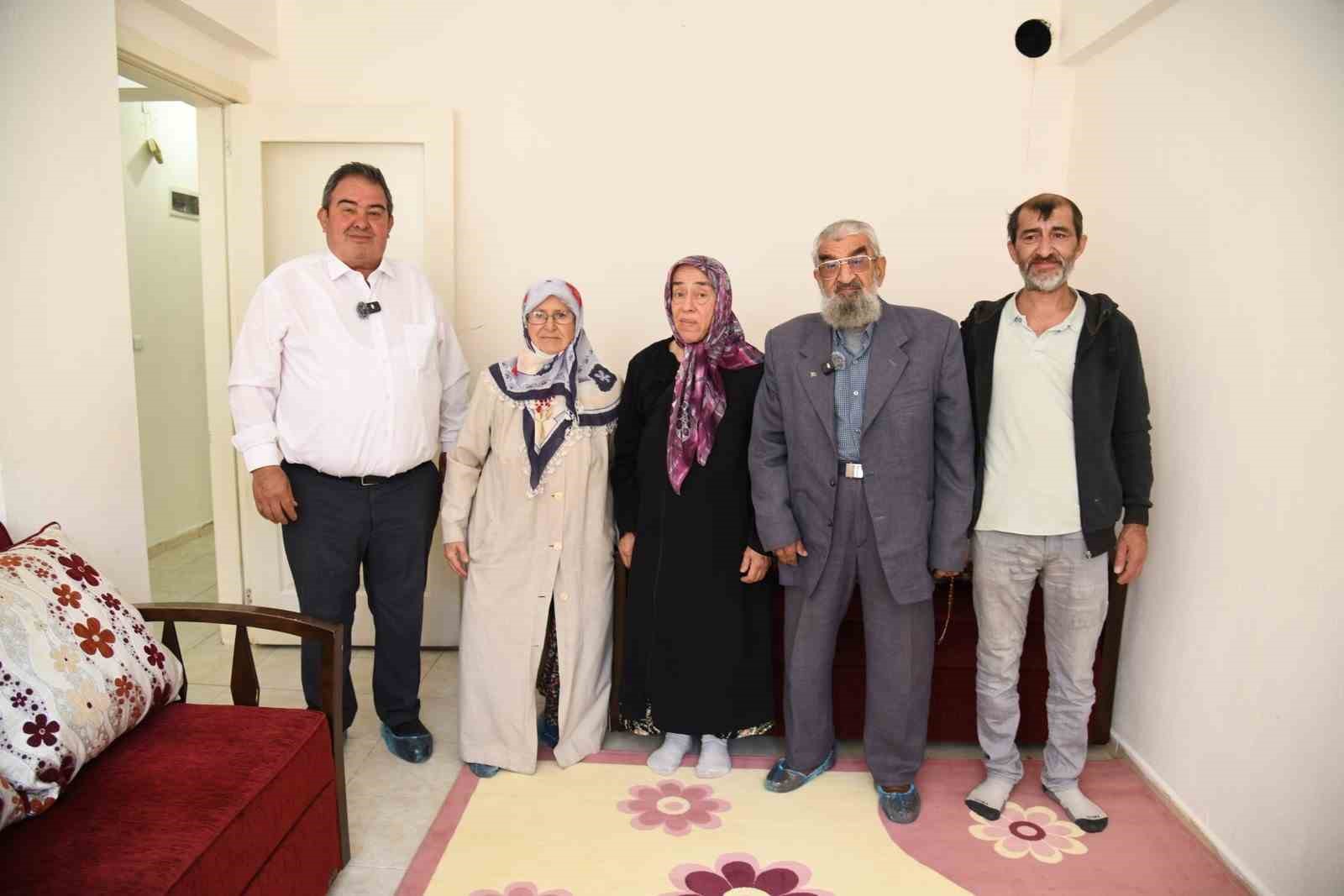 YUNUSEMRE BELEDİYE BAŞKANI SEMİH BALABAN, ÇALIŞMALARIN TAMAMLANMASININ ARDINDAN ARİFE KIZMAZ’I EVİNDE ZİYARET ETTİ. ZİYARETTE BALABAN’A BELEDİYE BAŞKAN YARDIMCISI ALİ KUYUMCU, İLGİLİ BİRİM MÜDÜRLERİ VE BARBAROS MAHALLESİ MUHTARI SİYAMİ ALAK EŞLİK ETTİ.