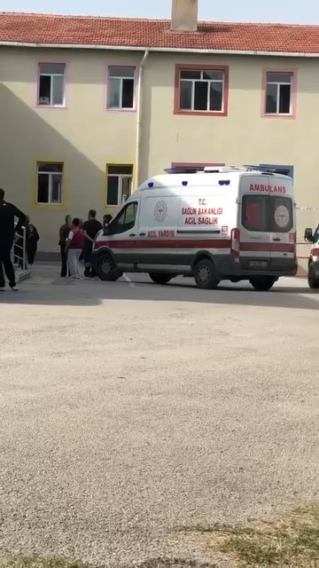 EDİRNE’NİN UZUNKÖPRÜ İLÇESİNDE BİR OKULDA BAZI ÖĞRENCİLERİN ÇAMAŞIR SUYUNDAN ETKİLENDİĞİ İDDİA EDİLDİ.