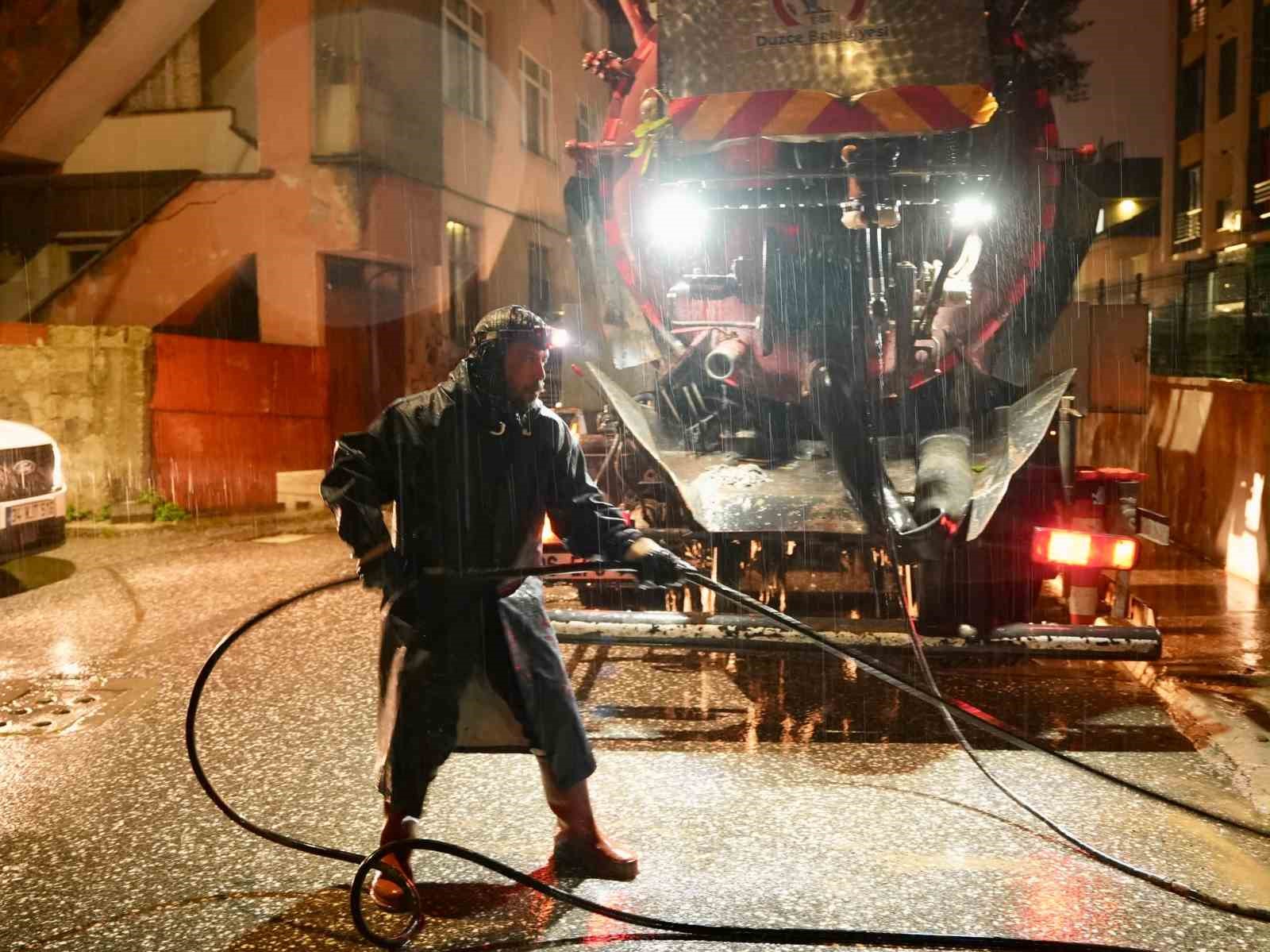 DÜZCE’DE ETKİLİ OLAN AŞIRI YAĞIŞLAR NEDENİYLE BELEDİYE EKİPLERİ 36 SAATTİR ARALIKSIZ ÇALIŞMALARINI SÜRDÜRÜYOR. DÜZCE BELEDİYESİ, 66 ARAÇ VE İŞ MAKİNESİ İLE 140 PERSONELİN SAHADA GÖREV YAPTIĞINI AÇIKLAYARAK VATANDAŞLARI SU BASKINI, ÇATI UÇMASI VE AĞAÇ DEVRİLMESİ RİSKLERİNE KARŞI UYARDI.