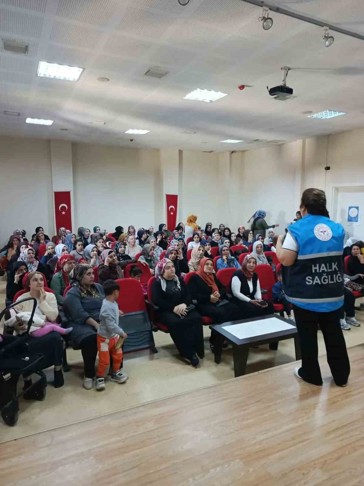 AYDIN’IN NAZİLLİ İLÇESİNDE KADINLARA YÖNELİK DÜZENLENEN EĞİTİMLERDE NORMAL DOĞUM, ANNE SÜTÜ, KADIN SAĞLIĞI, MADDE BAĞIMLILIĞI VE MAHREMİYET KONULARINDA BİLGİLENDİRME YAPILDI. GEBELERE İSE DOĞUM ÖNCESİ VE SONRASI SÜREÇLERE İLİŞKİN EĞİTİM VERİLDİ.