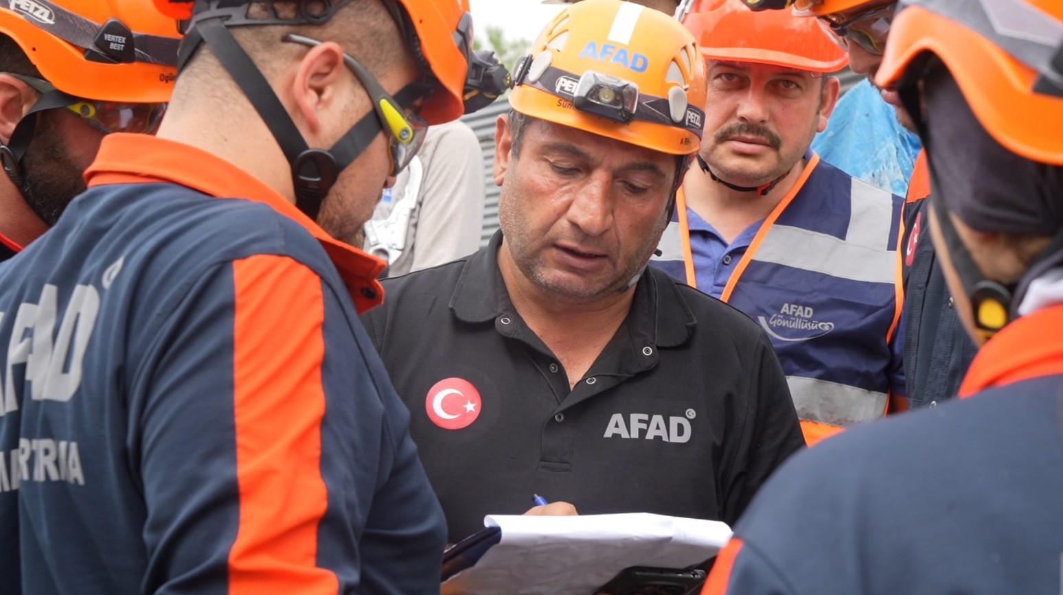 AFAD KOORDİNASYONUNDA GÜMÜŞHANE'NİN KELKİT İLÇESİNDE KAPSAMLI DEPREM TATBİKATI GERÇEKLEŞTİRİLDİ. ERZİNCAN MERKEZLİ 6,9 BÜYÜKLÜĞÜNDEKİ DEPREM SENARYOSUNUN UYGULANDIĞI TATBİKATTA ARAMA KURTARMA, SAĞLIK, TAHLİYE, GÜVENLİK, ALTYAPI VE PSİKOSOSYAL DESTEK ÇALIŞMALARI GERÇEKLEŞTİRİLDİ.