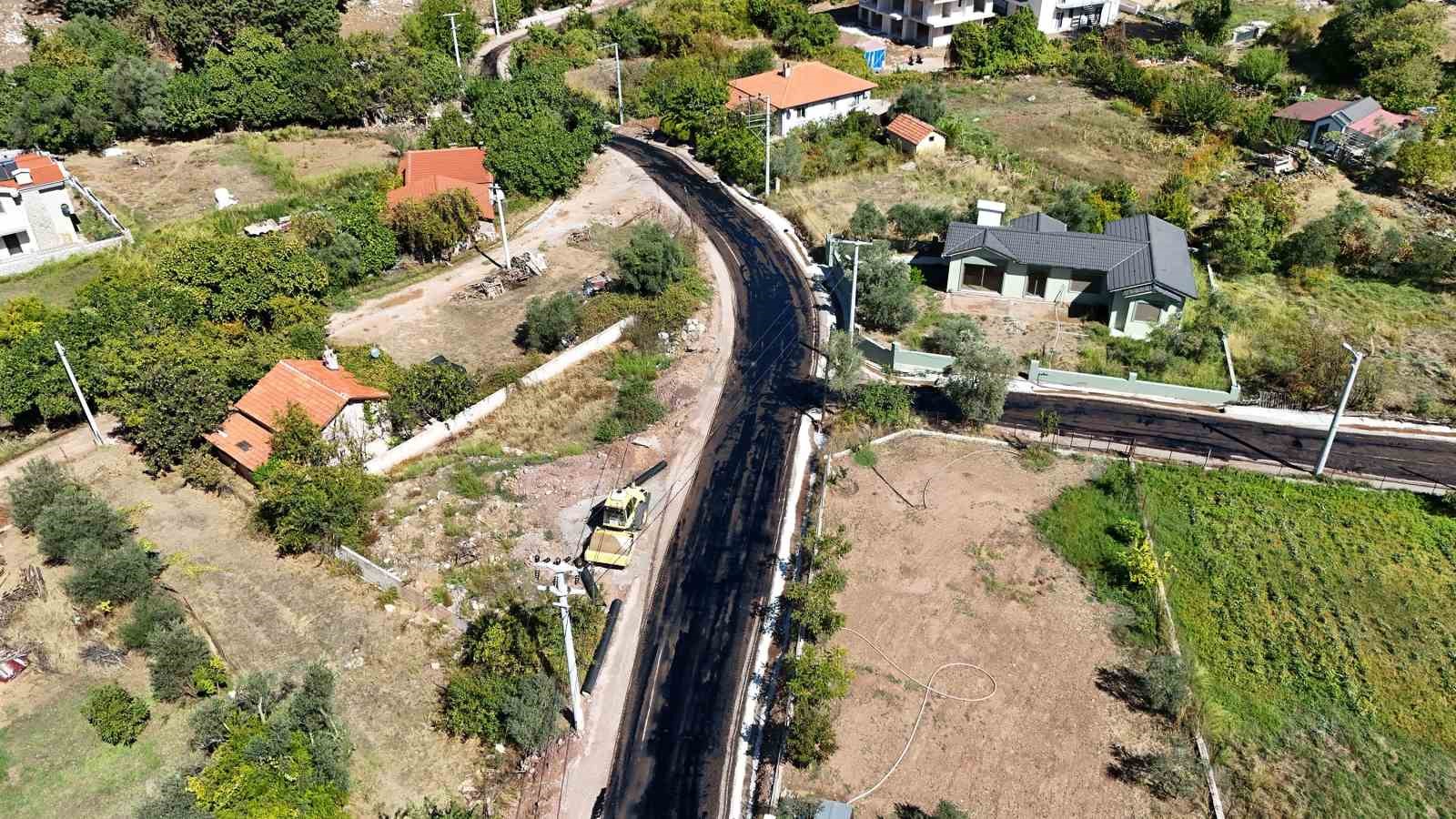 MARMARİS BELEDİYESİ FEN İŞLERİ MÜDÜRLÜĞÜ EKİPLERİ, İLÇE GENELİNDE YOL YAPIM, BAKIM VE İYİLEŞTİRME ÇALIŞMALARINA DEVAM EDİYOR. TURUNÇ DEREÖZÜ MEVKİNDE 510 METRE UZUNLUĞUNDA SATHİ KAPLAMA YAPILIRKEN, ÇETİBELİ MAHALLESİ’NDE 1750 METREKARELİK BETON YOL ÇALIŞMASI TAMAMLANDI.