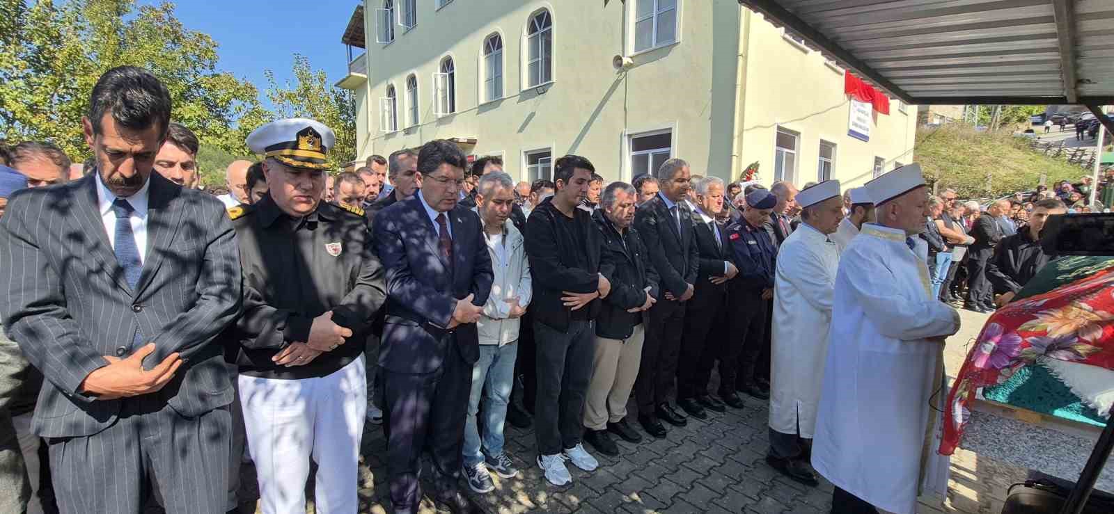 İSTANBUL’UN BAŞAKŞEHİR İLÇESİNDE BİR OKULDA MEYDANA GELEN BIÇAKLI SALDIRIDA AĞIR YARALANARAK HAYATINI KAYBEDEN 10 YAŞINDAKİ ESLEM SARE BULUT, MEMLEKETİ BARTIN’DA DÜZENLENEN CENAZE TÖRENİNİN ARDINDAN AİLE MEZARLIĞINA DEFNEDİLDİ.
