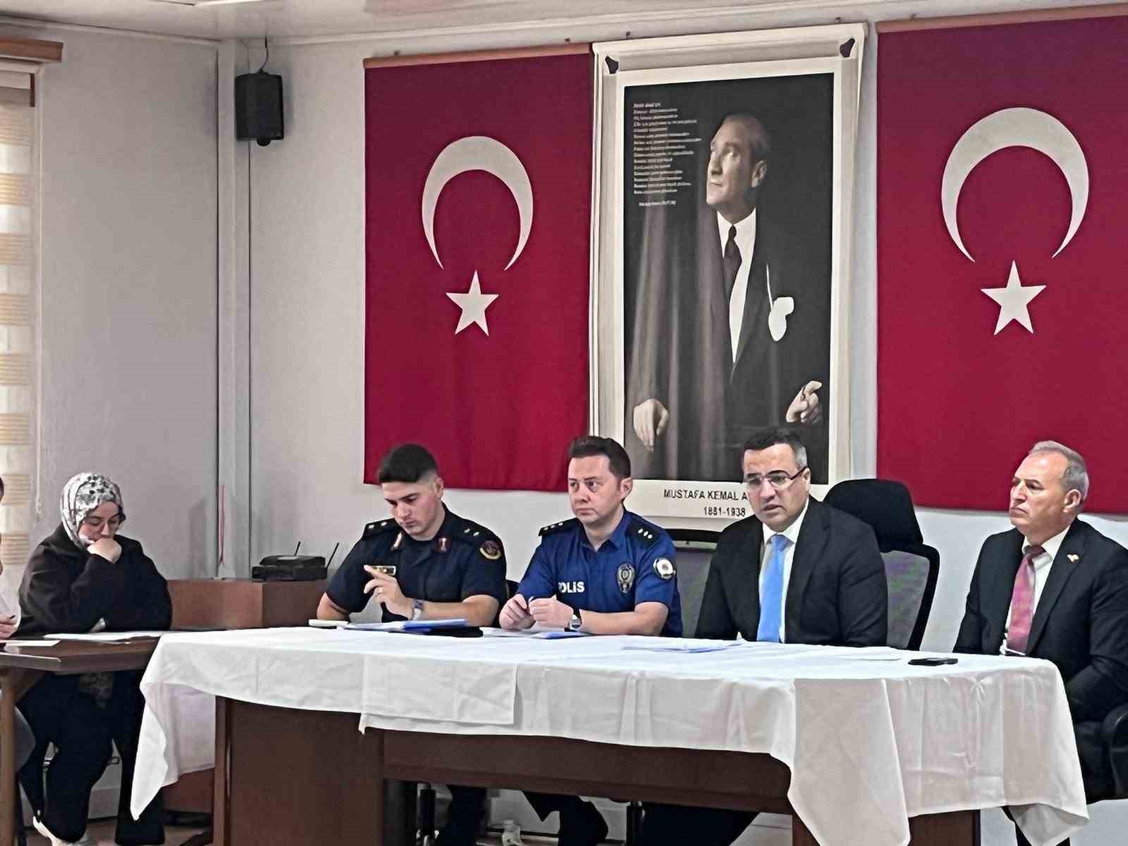 SARIGÖL’DE ÖĞRENCİLERİN VE OKULLARIN GÜVENLİĞİNİN SAĞLANMASINA YÖNELİK TOPLANTI DÜZENLENDİ. KAYMAKAM HALİL DALAK BAŞKANLIĞINDAKİ TOPLANTIDA, EĞİTİM KURUMLARINDA ALINACAK GÜVENLİK TEDBİRLERİ ELE ALINARAK İLGİLİ BİRİMLERİN GEREKLİ ÇALIŞMALARI BAŞLATMASI KARARLAŞTIRILDI.