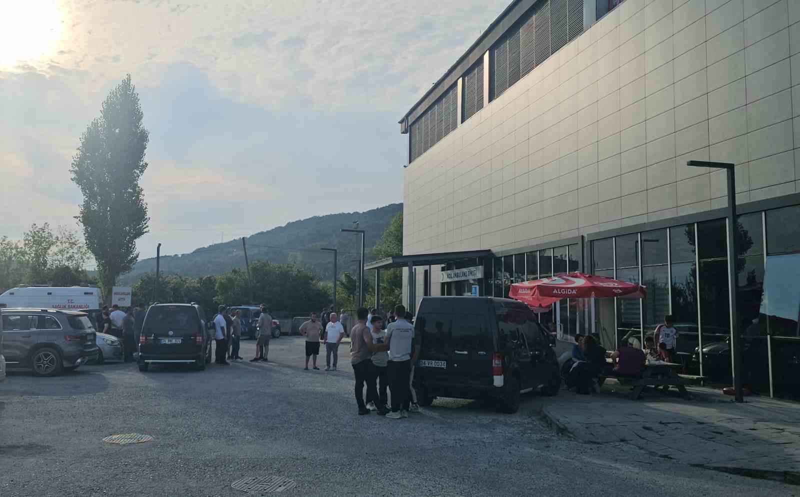 ACUR'UN YAKINLARI HASTANE ÖNÜNDE TOPLANDI.