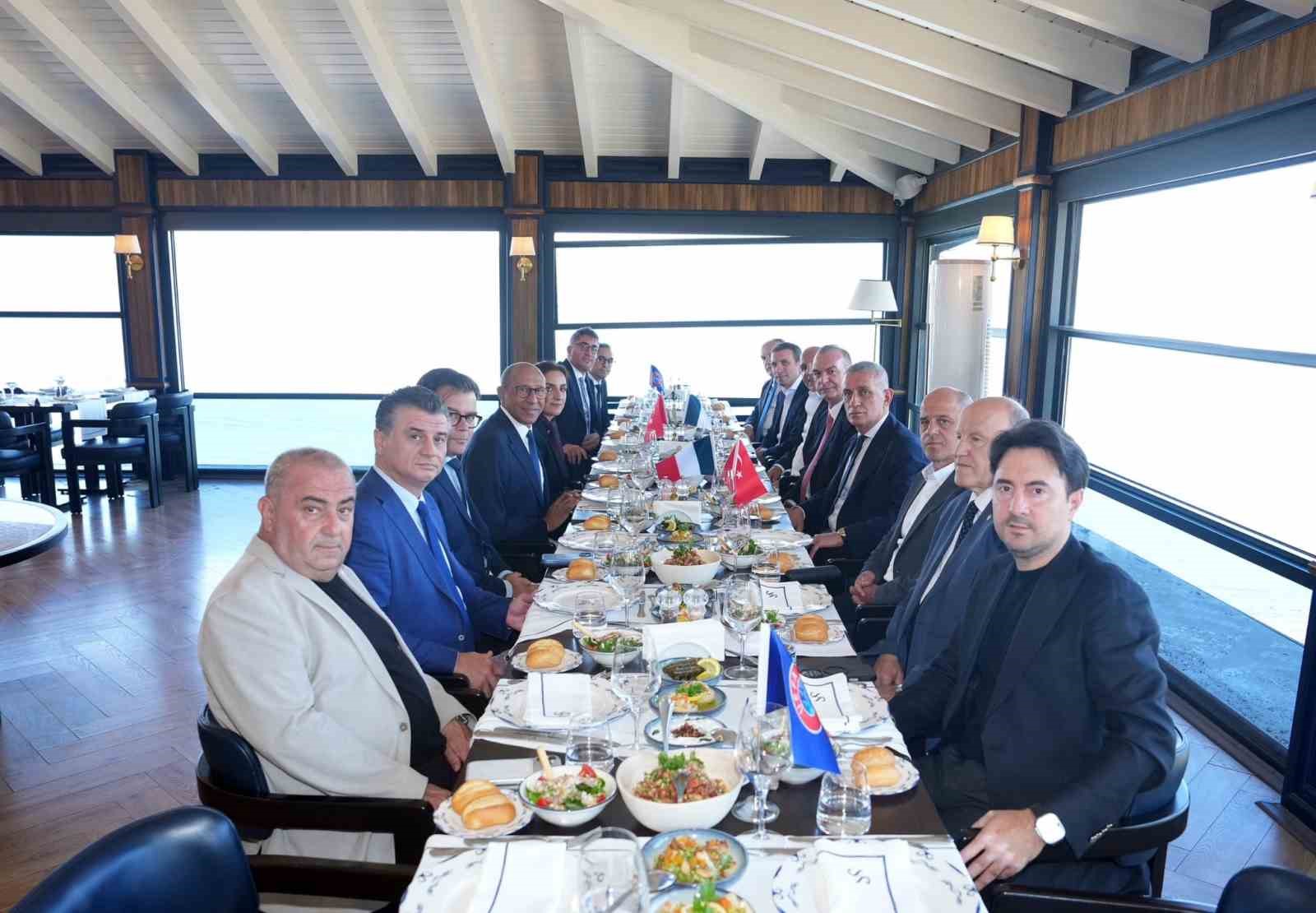A MİLLİ TAKIM’IN UEFA ULUSLAR A LİGİ 1. GRUP’TAKİ FRANSA KARŞILAŞMASI ÖNCESİNDE İKİ ÜLKE FUTBOL FEDERASYONLARININ YÖNETİCİLERİ, SAKARYA’NIN SAPANCA’DA DÜZENLENEN RESMİ MAÇ YEMEĞİNDE BİR ARAYA GELDİ.