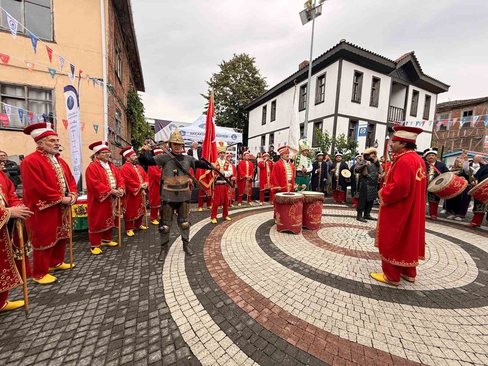 AKÇAKOCA’DA BU YIL İKİNCİSİ DÜZENLENEN ULUSLARARASI SULUBOYA FESTİVALİ, SANATÇILARI VE SANATSEVERLERİ BİR ARAYA GETİRDİ. FESTİVAL KAPSAMINDA İLÇENİN DOĞAL, TARİHİ VE KÜLTÜREL DEĞERLERİ SULUBOYA SANATIYLA FARKLI MEKÂNLARDA SANATSEVERLERLE BULUŞUYOR.