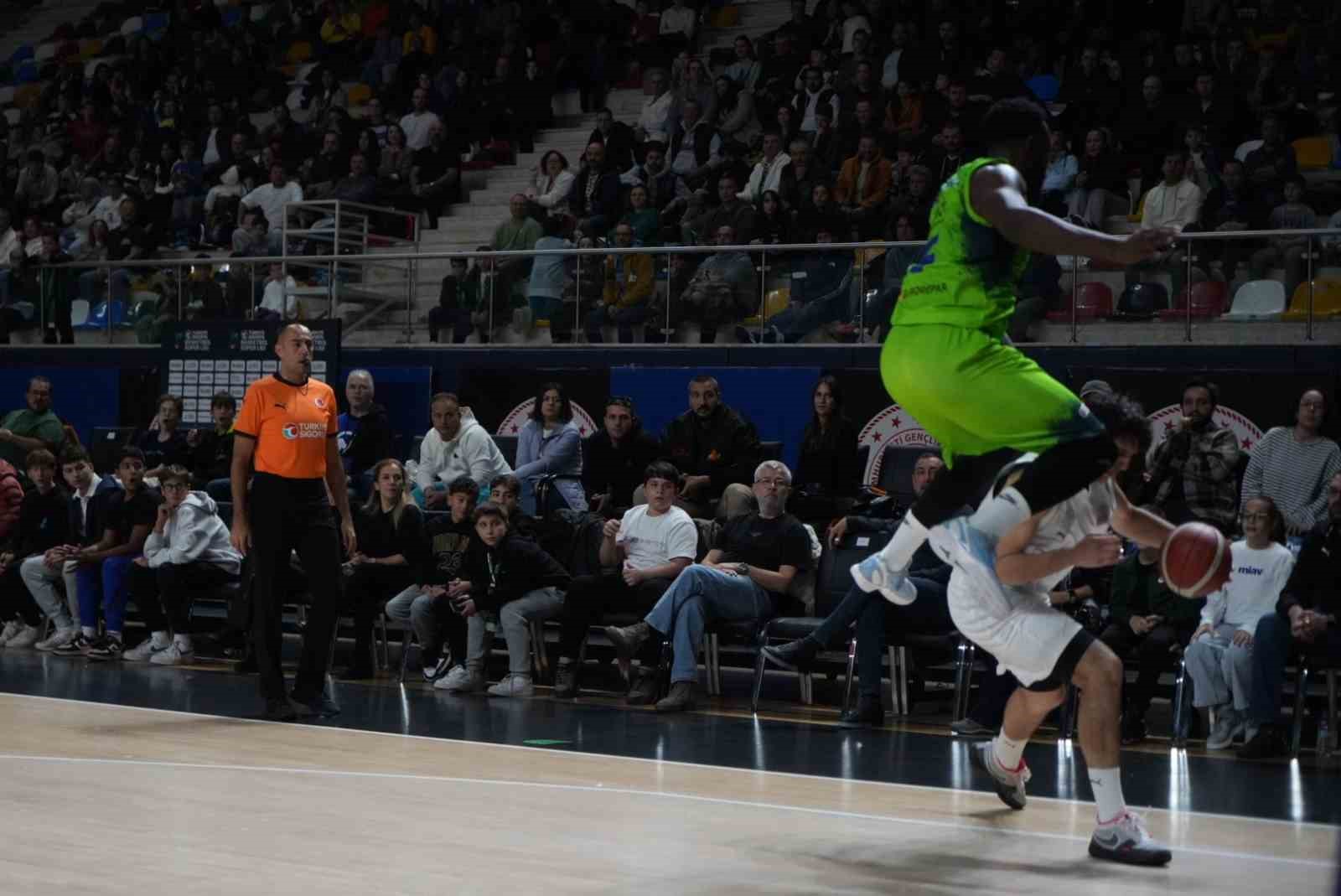 TÜRKİYE SİGORTA BASKETBOL SÜPER LİGİ'NİN 4. HAFTASINDA TOFAŞ, DEPLASMANDA KARŞILAŞTIĞI KÖRFEZ BASKET'İ BRYCE JONES'UN SON SANİYE ÜÇLÜĞÜYLE 71-69 MAĞLUP ETTİ.