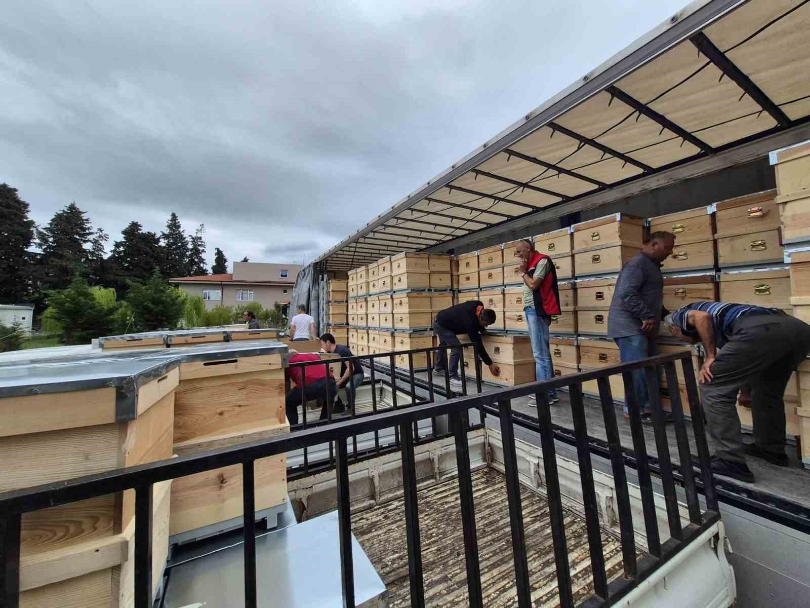 ÇANAKKALE'DE YANGINDAN ETKİLENEN ARICILARA 2 BİN ADET ARI KOVANI DAĞITIMI TAMAMLANDI.