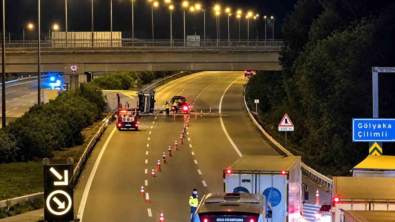 ANADOLU OTOYOLU DÜZCE KESİMİNDE KİMYASAL MADDELERİN BULUNDUĞU VARİLLERİ TAŞIYAN TIR ARACI DEVRİLDİ. OTOYOL JANDARMA EKİPLERİ YOLA AKAN MAZOT VE ARACIN KİMYASAL MADDE YÜKLÜ OLMASI NEDENİYLE OLABİLECEK BİR KAZAYI ÖNLEMEK İÇİN İSTANBUL İSTİKAMETİNE GİDEN ARAÇLARI GÖLYAKA GİŞELERDEN D-100 KARAYOLUNA YÖNLENDİRMEYE BAŞLADI.