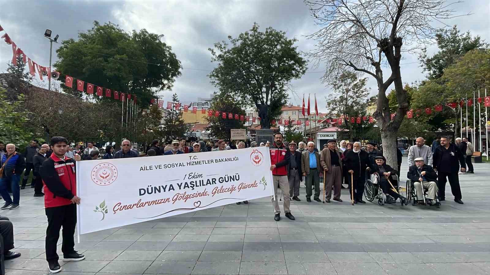 KARAMAN'DA 1 EKİM DÜNYA YAŞLILAR GÜNÜ'NDE FARKINDALIK YÜRÜYÜŞÜ DÜZENLENDİ.