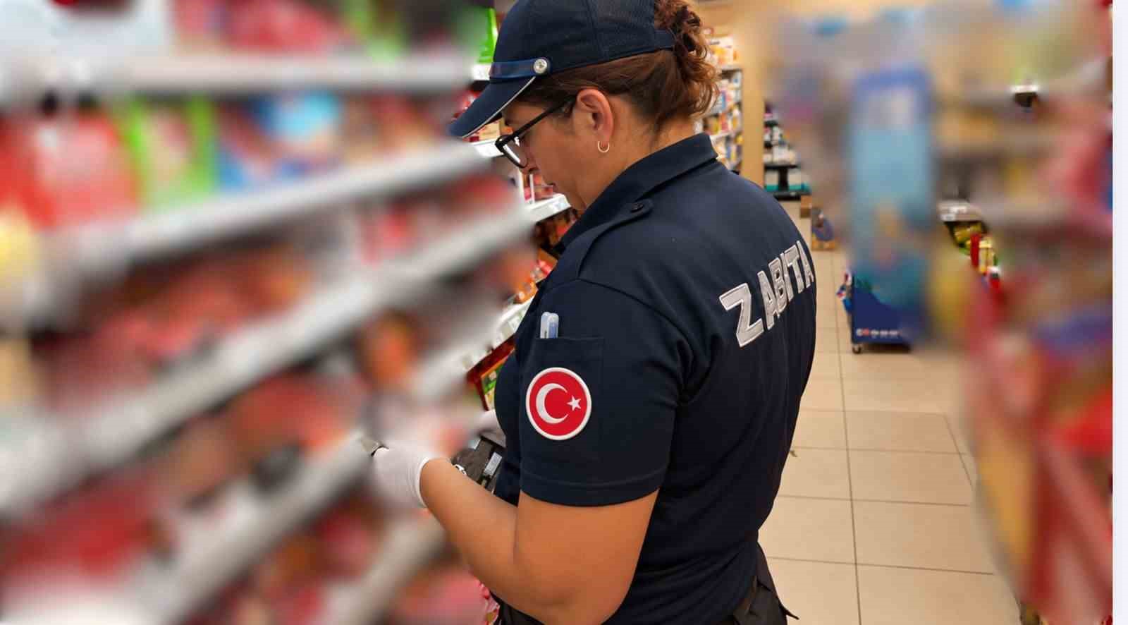 BODRUM’DA ZABITA EKİPLERİNİN MARKET DENETİMLERİNDE SON KULLANMA TARİHİ GEÇMİŞ ÜRÜNLER TESPİT EDİLEREK İMHA EDİLDİ.