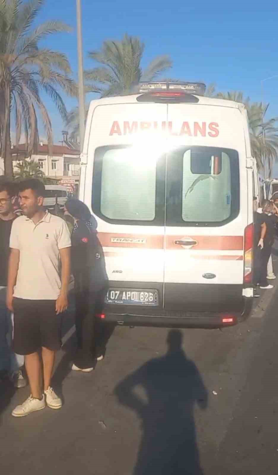 ANTALYA'NIN MANAVGAT İLÇESİNDE TUR MİNİBÜSÜ, KAMYONET VE OTOMOBİLİN ÇARPIŞMASI SONUCU MEYDANA GELEN TRAFİK KAZASINDA İLK BELİRLEMELERE GÖRE 15'İ TURİST 17 KİŞİ YARALANDI.