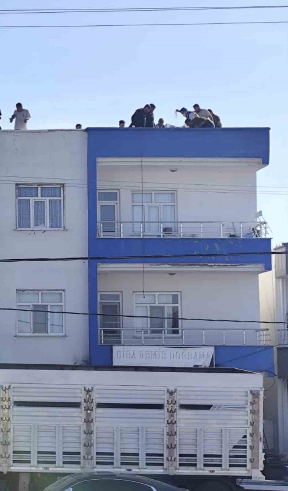 DİYARBAKIR’IN BİSMİL İLÇESİNDE SACI ÇEKMEK İSTERKEN YÜKSEK GERİLİM HATTINA TEMAS ETMESİ SONUCU ELEKTRİK AKIMINA KAPILAN KAYNAK USTASI HAYATINI KAYBEDERKEN, 2 ÇIRAĞI DA AĞIR YARALANDI.