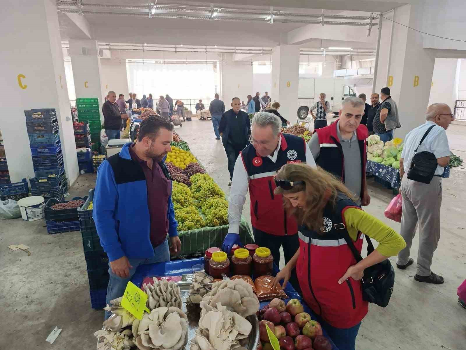 AYDIN’IN BUHARKENT İLÇESİNDE TÜKETİCİLERİN SAĞLIKLI VE GÜVENİLİR GIDAYA ULAŞABİLMESİ AMACIYLA İLÇE MERKEZİNDE VE SAVCILLI MAHALLESİ’NDE KURULAN PAZAR YERLERİNDE GIDA DENETİMİ GERÇEKLEŞTİRİLDİ.