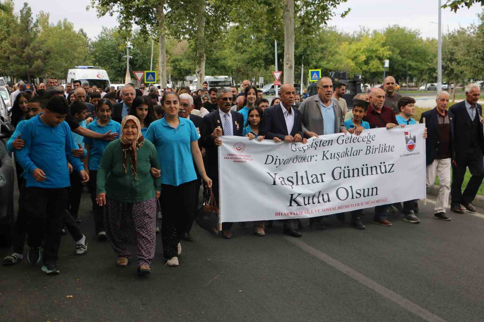 DİYARBAKIR’DA 1 EKİM DÜNYA YAŞLILAR GÜNÜ DOLAYISIYLA TOPLUMSAL DAYANIŞMA VE YAŞLILARA VERİLEN DEĞERE DİKKAT ÇEKMEK AMACIYLA YÜRÜYÜŞ DÜZENLENDİ.