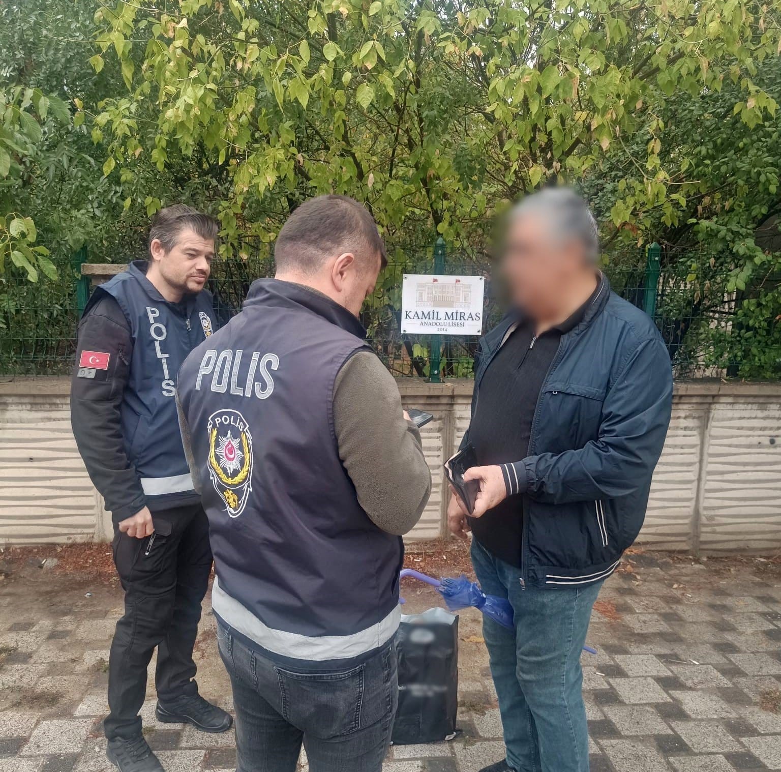 AFYONKARAHİSAR’DA POLİS TARAFINDAN EĞİTİM VE ÖĞRETİM ORTAMININ HUZUR VE GÜVENLİĞİNİ SAĞLAMAK AMACIYLA İL GENELİNDE GENİŞ KAPSAMLI BİR DENETİM GERÇEKLEŞTİRİLDİ.