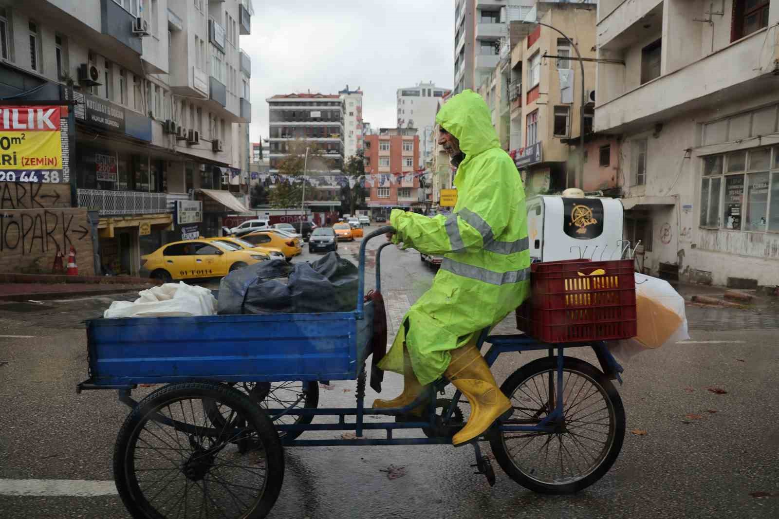 METEOROLOJİ GENEL MÜDÜRLÜĞÜ'NÜN SARI KODLU UYARIDA BULUNDUĞU ADANA'DA SABAH SAATLERİNDEN İTİBAREN ARALIKLARLA ETKİLİ OLAN SAĞANAK YAĞIŞ HAYATI OLUMSUZ ETKİLİYOR.