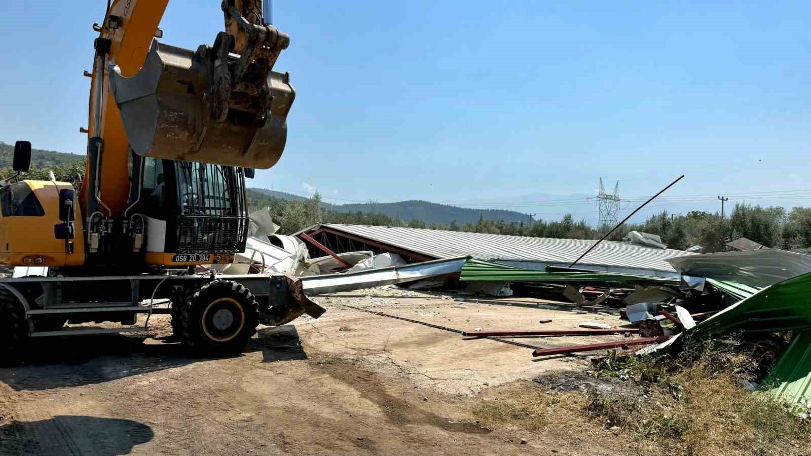 KAÇAK YAPILAŞMAYA KARŞI MÜCADELESİNİ ÖZVERİYLE SÜRDÜREN OSMANGAZİ BELEDİYESİ, VATANDAŞLARDAN GELEN İHBARLAR VE SAHA DENETİMLERİYLE TESPİT ETTİĞİ RUHSATSIZ YAPILARA YÖNELİK YIKIM İŞLEMLERİNİ KARARLILIKLA UYGULUYOR.