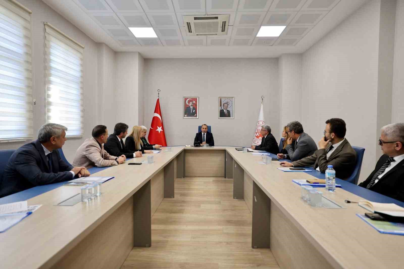 AYDIN'IN ÇİNE İLÇESİNDE ÖĞRENCİLERİN EĞİTİM-ÖĞRETİM YILINI GÜVENLİ VE HUZURLU BİR ORTAMDA SÜRDÜREBİLMELERİ AMACIYLA OKUL GÜVENLİĞİ TOPLANTISI GERÇEKLEŞTİRİLDİ.