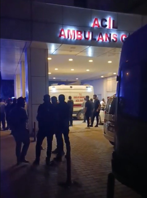 ACİL ÖNÜ KALABALIK