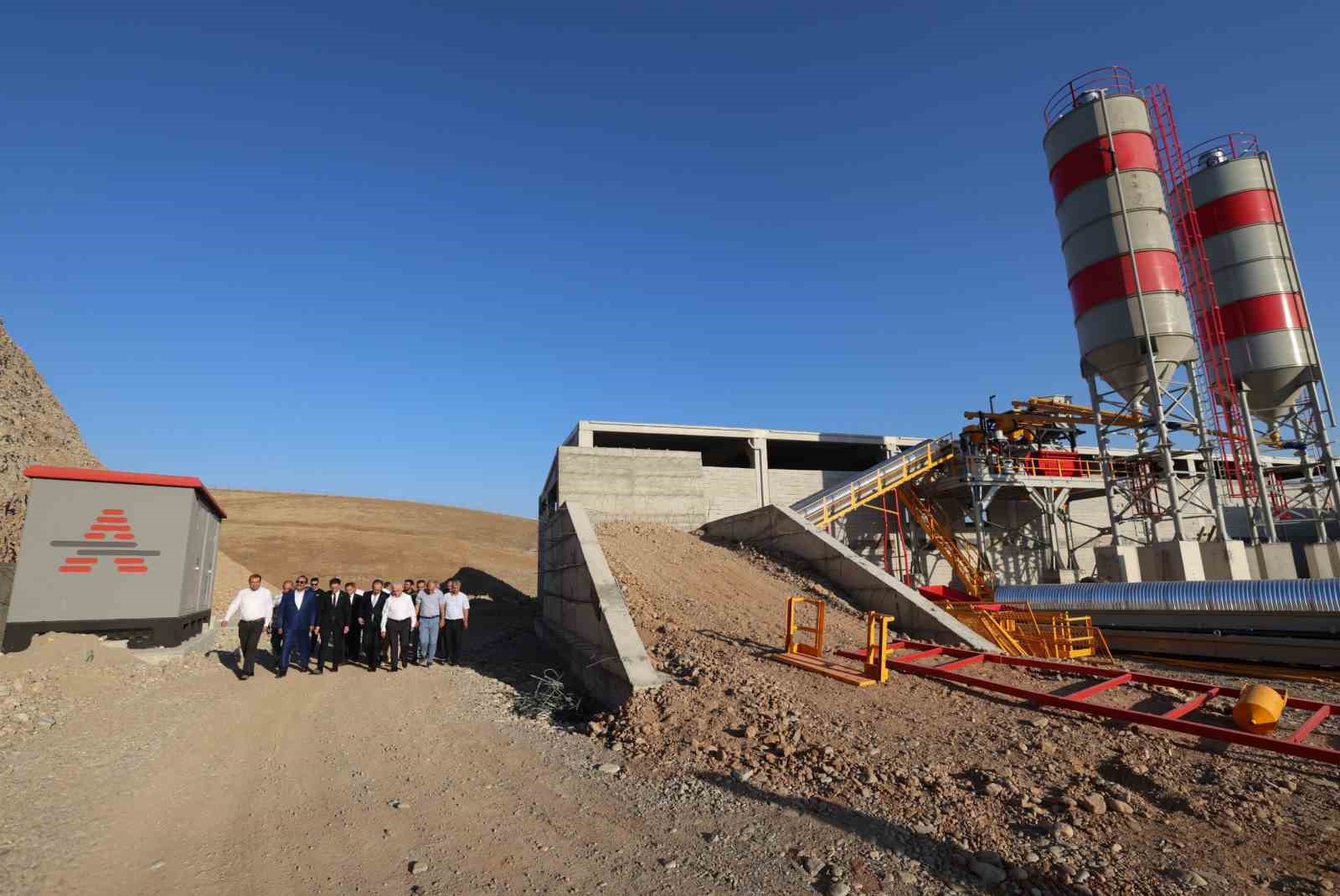 SİİRT’İN ALTYAPISINI GÜÇLENDİRECEK BETON SANTRALİ VE PARKE TAŞI ÜRETİM TESİSİNİN KURULUMU BAŞLADI