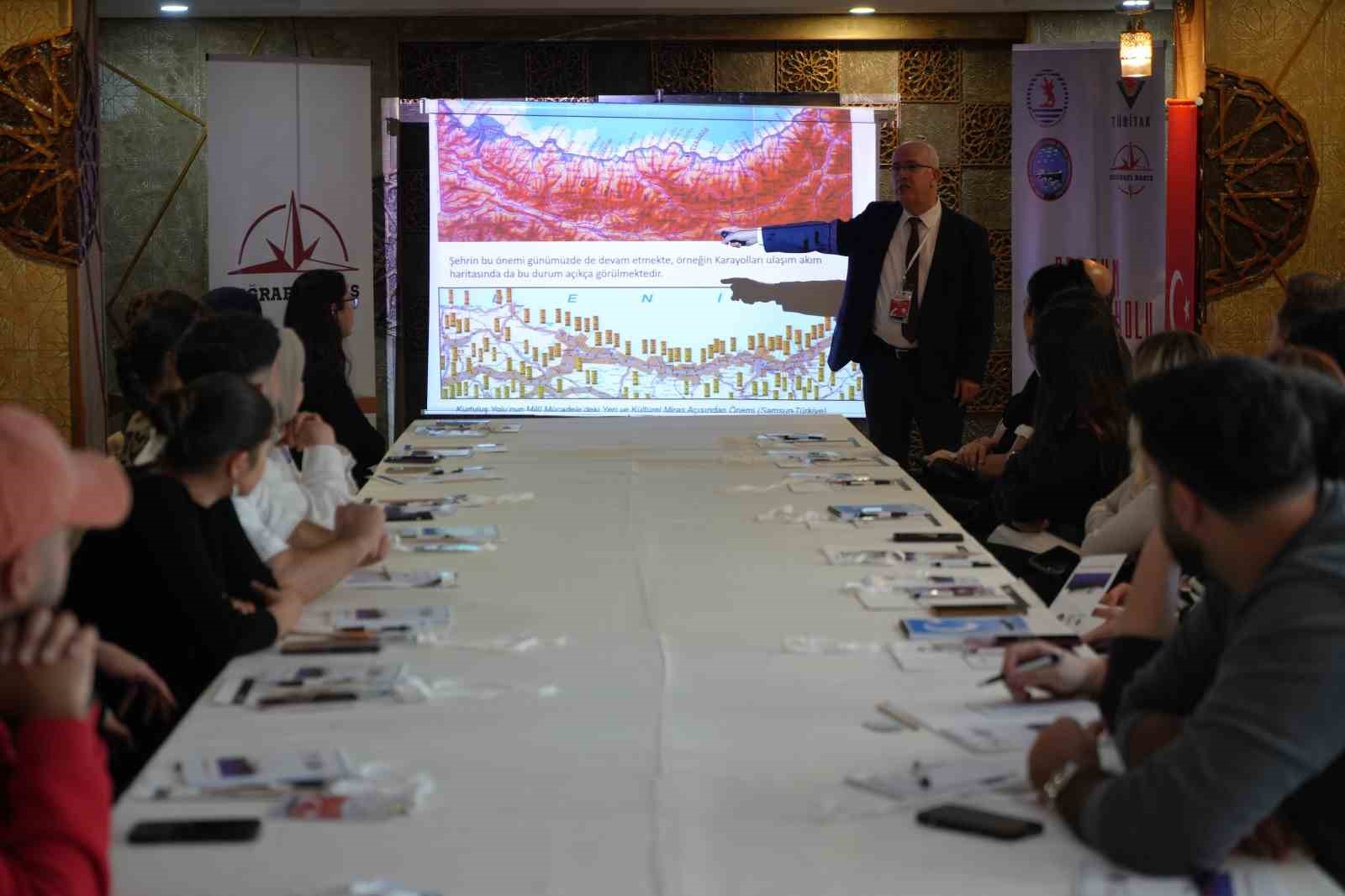ONDOKUZ MAYIS ÜNİVERSİTESİ (OMÜ) BÜNYESİNDE YÜRÜTÜLEN "KÜLTÜREL MİRAS ALANLARININ SINIF DIŞI EĞİTİMDE KULLANIMI: SAMSUN KURTULUŞ YOLU" PROJESİNİN İLK OTURUMU BUGÜN GERÇEKLEŞTİRİLDİ. PROJE KOORDİNATÖRÜ PROF. DR. CEVDET YILMAZ, MİLLÎ EĞİTİM BAKANLIĞININ GÜNCEL TERMİNOLOJİSİ DOĞRULTUSUNDA "KURTULUŞ YOLU" GÜZERGÂHININ "MİLLÎ MÜCADELE YOLU" VEYA "MİLLÎ MÜCADELE GÜZERGÂHI" OLARAK DEĞİŞTİRİLMESİNİ ÖNERDİKLERİNİ SÖYLEDİ.