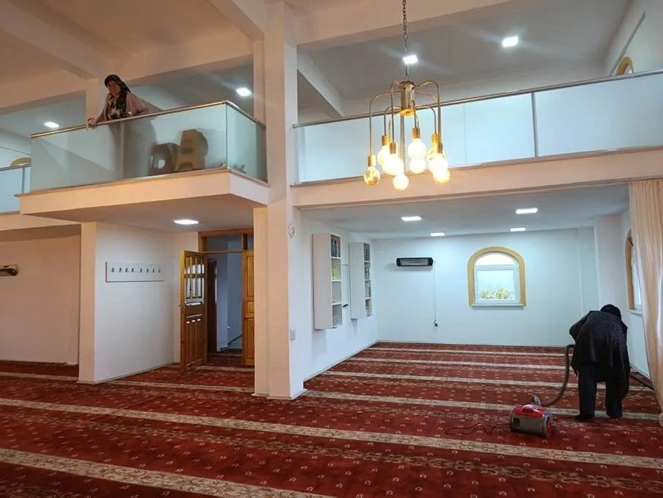 SİNOP’UN AYANCIK İLÇESİNE BAĞLI AKÖREN KÖYÜ KOVANLIK MAHALLESİ’NDE YAŞAYAN KADINLAR, İMECE USULÜYLE BİR ARAYA GELEREK MAHALLE CAMİSİNDE TEMİZLİK ÇALIŞMASI GERÇEKLEŞTİRDİ.
