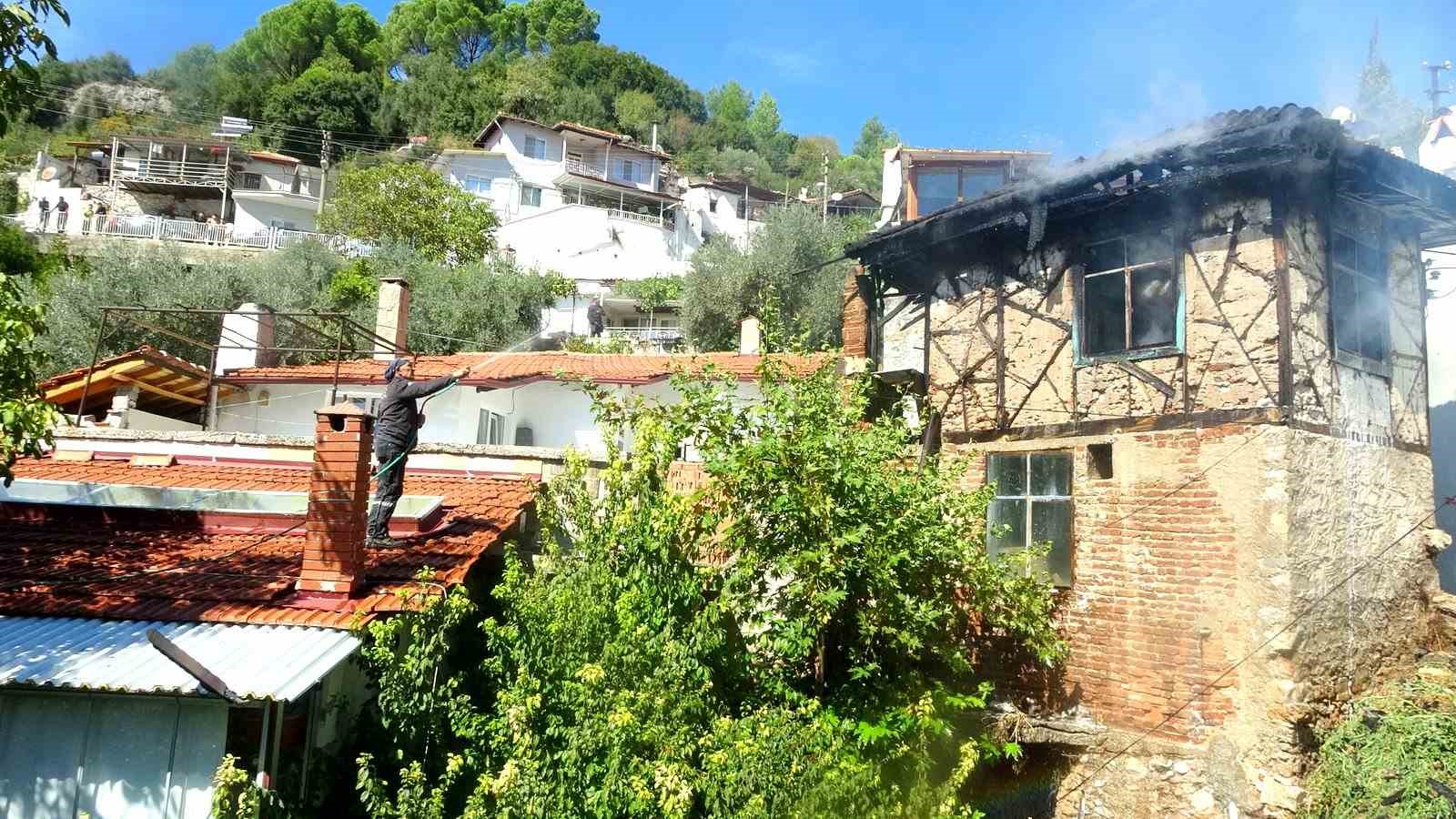 MUĞLA’DA METRUK BİNADA YANGIN PANİĞİ