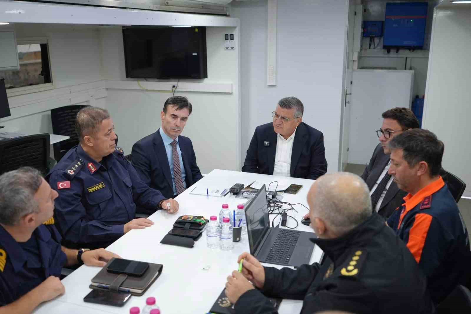 SİNOP VALİSİ MUSTAFA ÖZARSLAN, YALI KÖYÜ AÇIKLARINDA ALABORA OLAN TEKNEDE BULUNAN GAZİ POLİS MEMURU NUMAN ŞEN’E ULAŞMAK İÇİN YÜRÜTÜLEN ARAMA-KURTARMA ÇALIŞMALARINI YERİNDE İNCELEDİ.