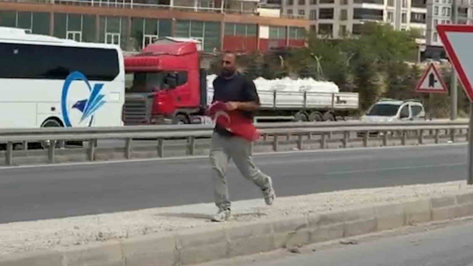 KIRIKKALE’DE ŞEHİRLER ARASI KARA YOLUNDA YERDEKİ TÜRK BAYRAĞINI GÖREN BİR VATANDAŞ, ARACINI DURDURARAK BAYRAĞI BULUNDUĞU YERDEN ALDI.