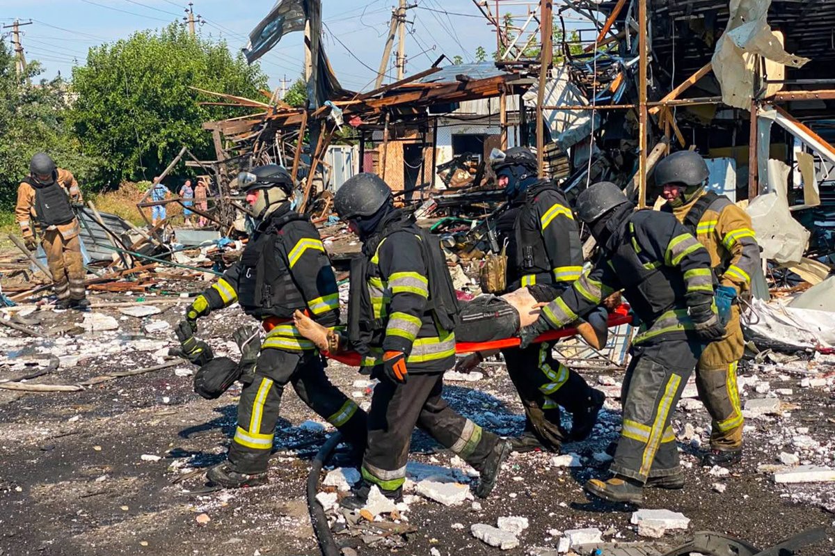 RUSYA'NIN UKRAYNA'NIN HARKOV BÖLGESİNE GERÇEKLEŞTİRDİĞİ DÜZENLEDİĞİ SALDIRILARDA 10 KİŞİ HAYATINI KAYBETTİ, 8 KİŞİ DE YARALANDI.