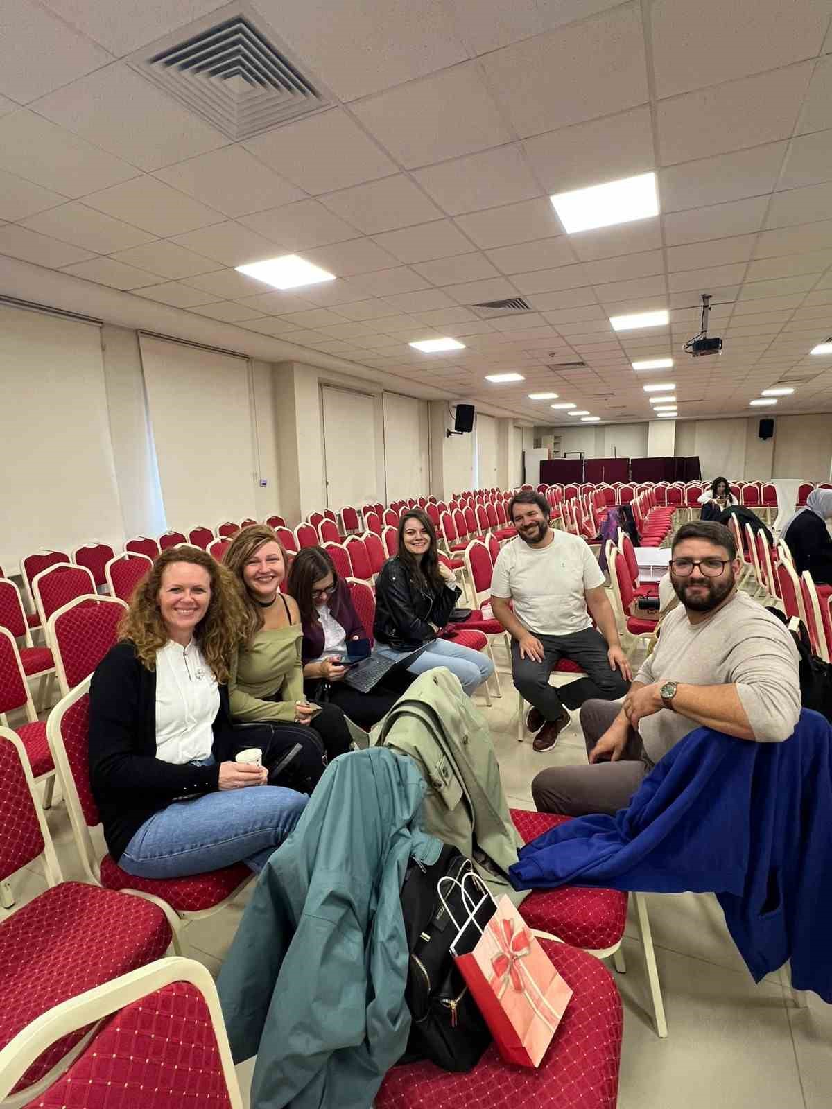 SAMSUN'DA YÜRÜTÜLEN GREEN PHARMACY ERASMUS+ PROJESİ KAPSAMINDA DÜZENLENEN PROGRAMDA, SIRBİSTAN VE BULGARİSTAN’DAN GELEN 18 AKADEMİSYEN VE ÖĞRETMEN, AÇIK EĞİTİM KAYNAKLARININ MESLEKİ EĞİTİMDE KULLANIMINA İLİŞKİN BİLGİ VE DENEYİMLERİNİ PAYLAŞTI.