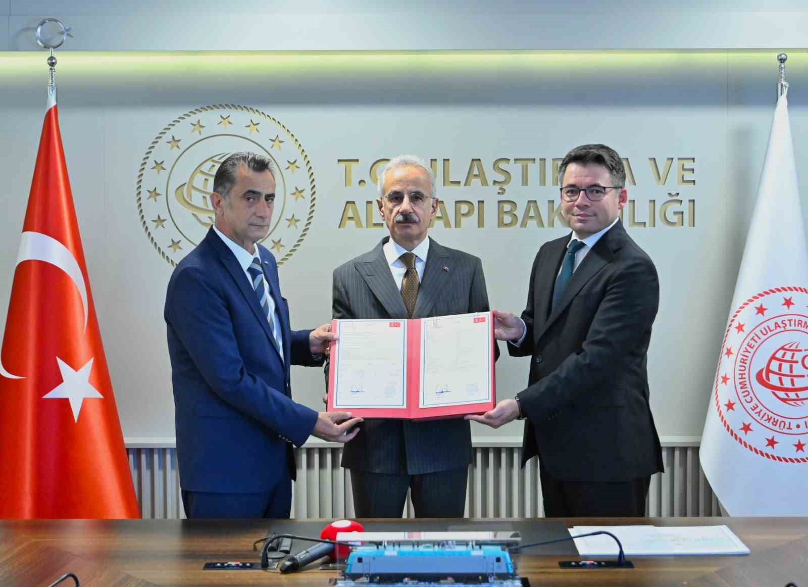 ULAŞTIRMA VE ALTYAPI BAKANI ABDULKADİR URALOĞLU, TÜRKİYE RAYLI SİSTEM ARAÇLARI SANAYİ A.Ş TARAFINDAN ÜRETİLEN TÜRKİYE’NİN İLK YERLİ VE MİLLİ ELEKTRİKLİ LOKOMOTİFİ E5000’İN AVRUPA BİRLİĞİ KARŞILIKLI İŞLETİLEBİLİRLİK BELGESİ OLAN TSI SERTİFİKASINI ALDIĞINI AÇIKLADI.