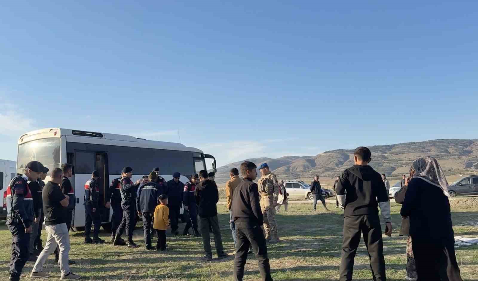 ESKİŞEHİR’DE 15 YAŞINDAKİ YEĞENİ TARAFINDAN TABANCAYLA VURULARAK HAYATINI KAYBEDEN MUHAMMED ASLANOĞLU, KILINAN CENAZE NAMAZININ ARDINDAN GÖZYAŞLARIYLA TOPRAĞA VERİLDİ. CEZAEVİNDE TUTUKLU BULUNAN ŞÜPHELİNİN BABASI G.A. İSE CENAZEYE JANDARMA GÖZETİMİNDE GETİRİLDİ.