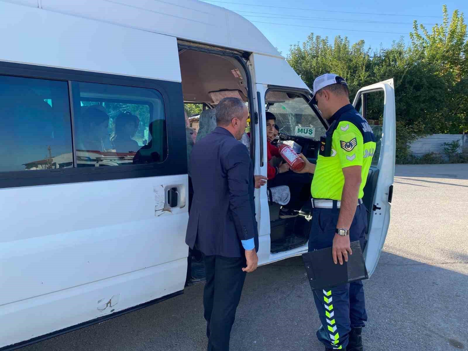 MUŞ’TA JANDARMA TRAFİK EKİPLERİ TARAFINDAN OKUL SERVİS ARAÇLARINA YÖNELİK DENETİM GERÇEKLEŞTİRİLİRKEN, SÜRÜCÜLER VE ÖĞRENCİLER TRAFİK KURALLARINA UYULMASI KONUSUNDA BİLGİLENDİRİLDİ.